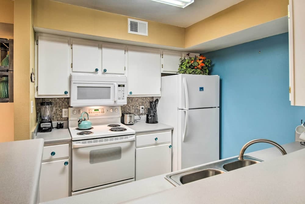 5 Mi to Beach: Gulf Shores Condo w/ Perks!