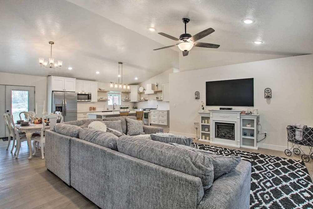 Cozy + Chic Abode ~ 11 Mi to Bloomington Lake