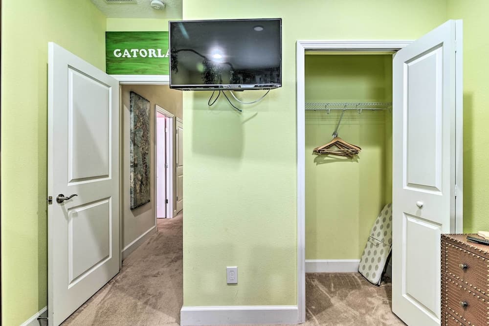 Eclectic Davenport Townhome With Private Pool!