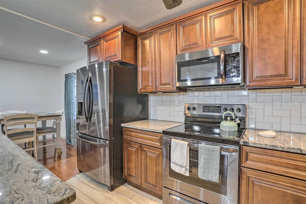 Pet-friendly Largo Home w/ Pool!