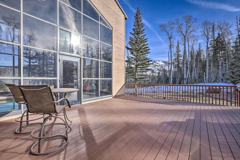 Ski-in/ski-out Brian Head Condo w/ Pool Access!