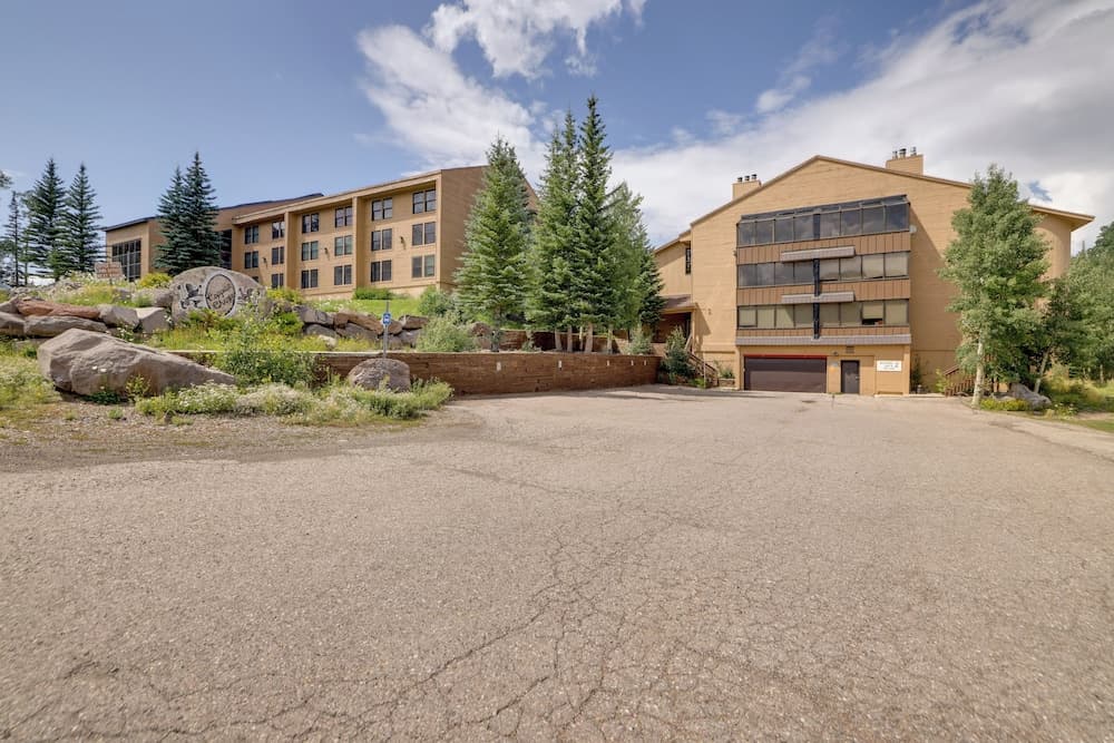 Ski-in/ski-out Brian Head Condo w/ Pool Access!