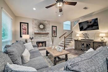 Modern Montgomery Home W/backyard, Deck, & Grill!