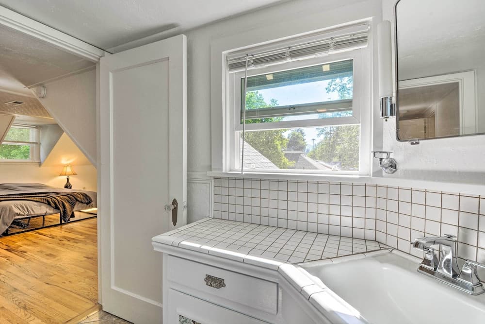 Cozy Grants Pass Home, Walk to Riverside Park