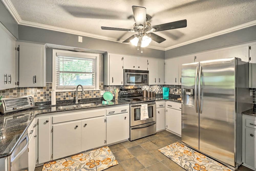 Family-friendly Lakeview Home w/ Private Yard