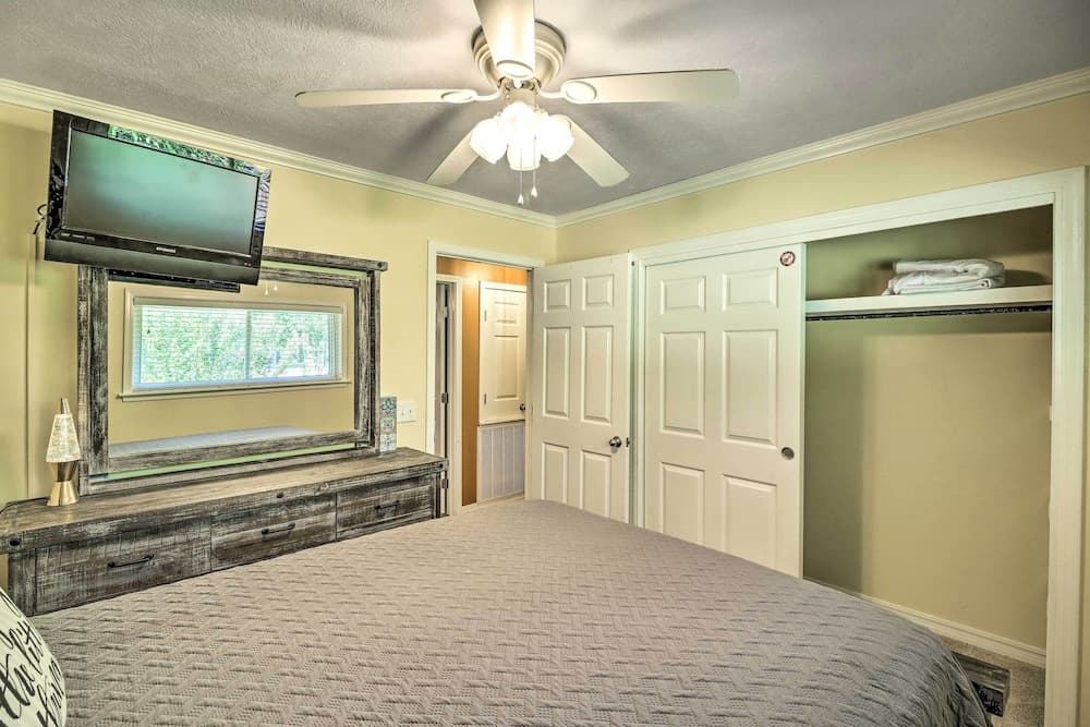 Family-friendly Lakeview Home w/ Private Yard