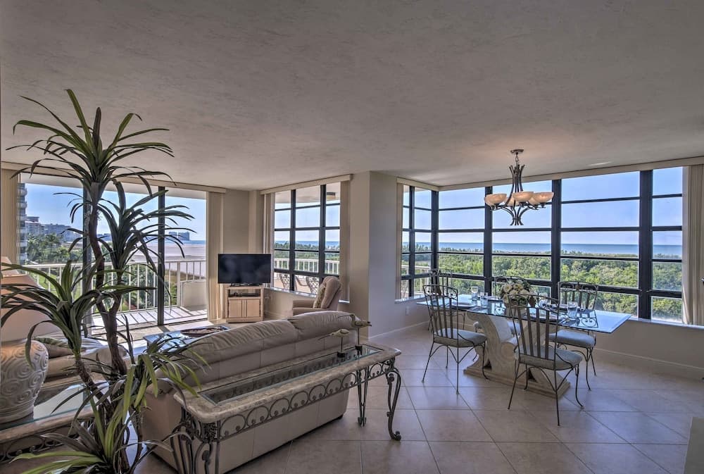 Sunny Getaway: Community Amenities, Walk to Beach!