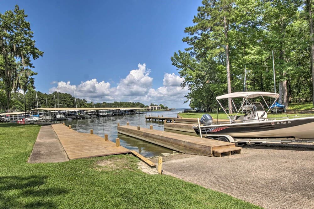 Piney Woods Cottage, Steps From Livingston Lake!