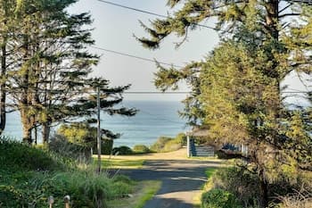 Fishermen's Paradise in Coos Bay: Walk to Beach!