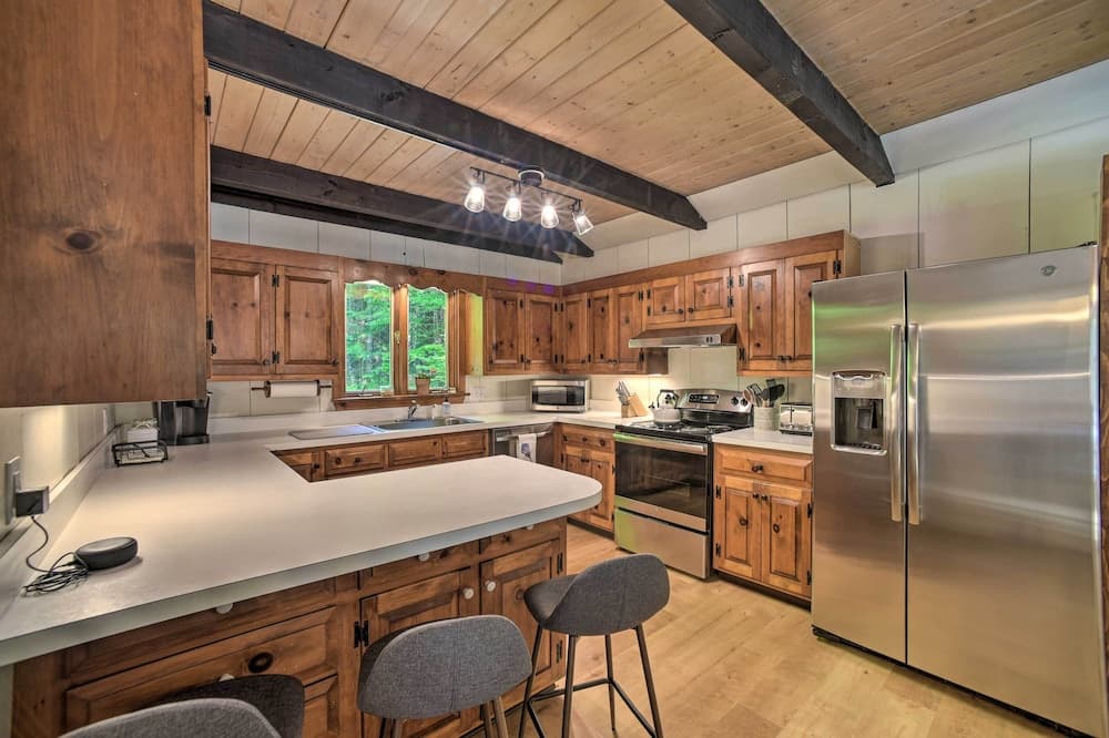 Sleek Cabin w/ Deck, 8 Miles to Mount Snow & Hikes