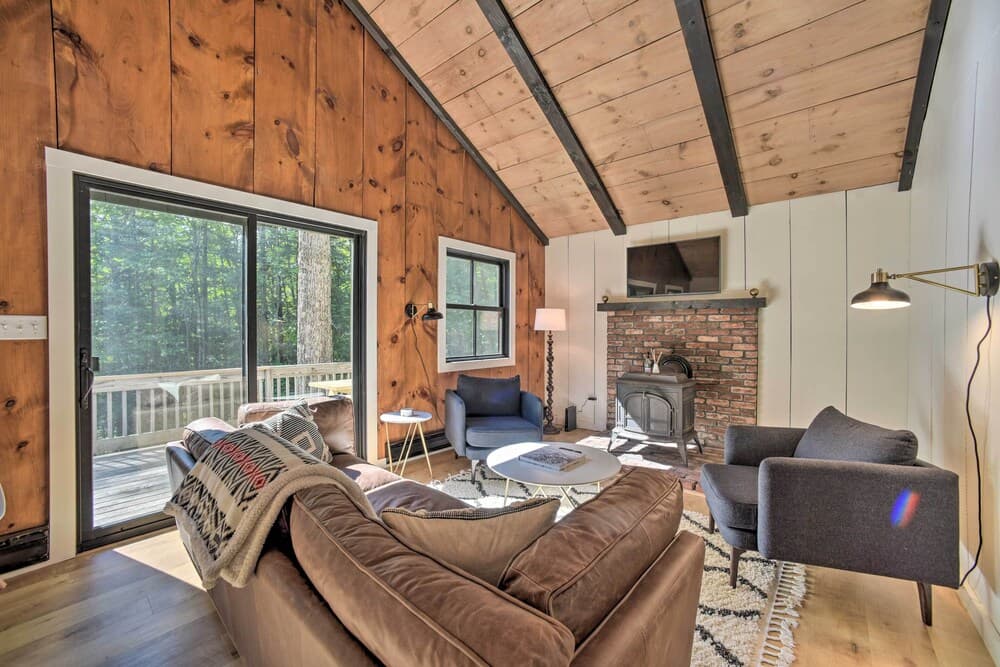 Sleek Cabin w/ Deck, 8 Miles to Mount Snow & Hikes