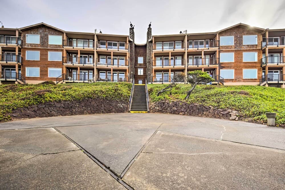 Cozy Oregon Resort Condo - Steps to Lincoln Beach!