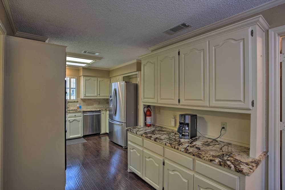 Unwind Fireside & Play Pool! Idyllic Mckinney Home