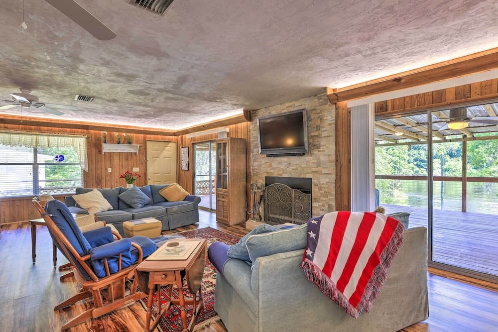 Charming Abode w/ Dock on the Suwannee River