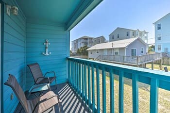 Condo w/ Balcony & Pool: Walk to 2 Beach Accesses!