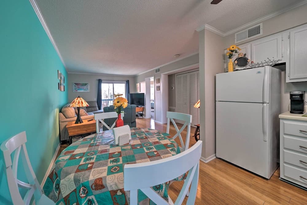 Condo w/ Balcony & Pool: Walk to 2 Beach Accesses!