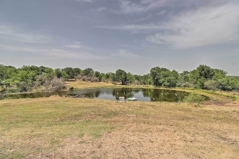 Chic Thorndale Cabin w/ Fire Pit & Fishing Pond