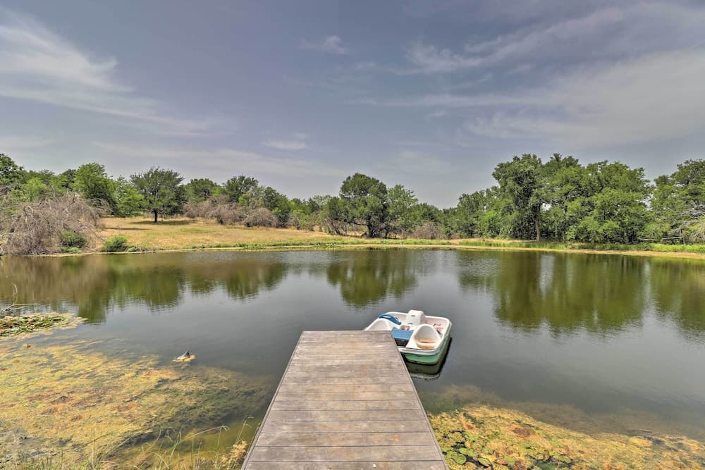 Chic Thorndale Cabin w/ Fire Pit & Fishing Pond