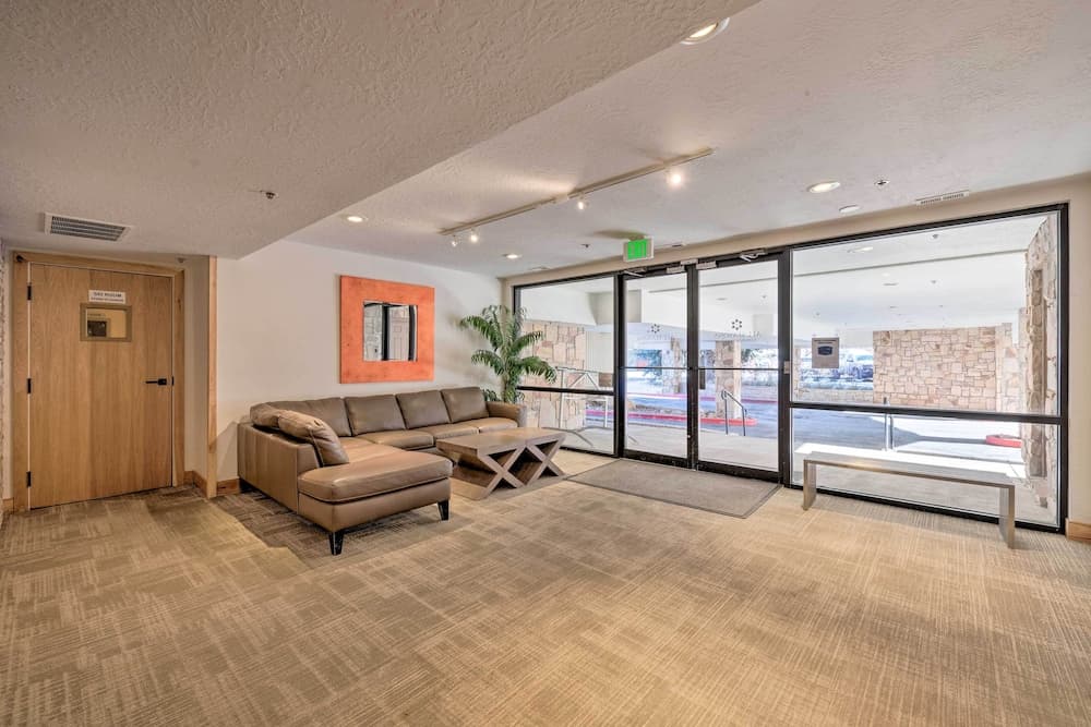 Park City Condo w/ Pool Access < 1 Mi to Slopes!