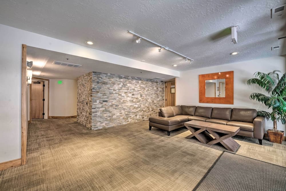 Park City Condo w/ Pool Access < 1 Mi to Slopes!