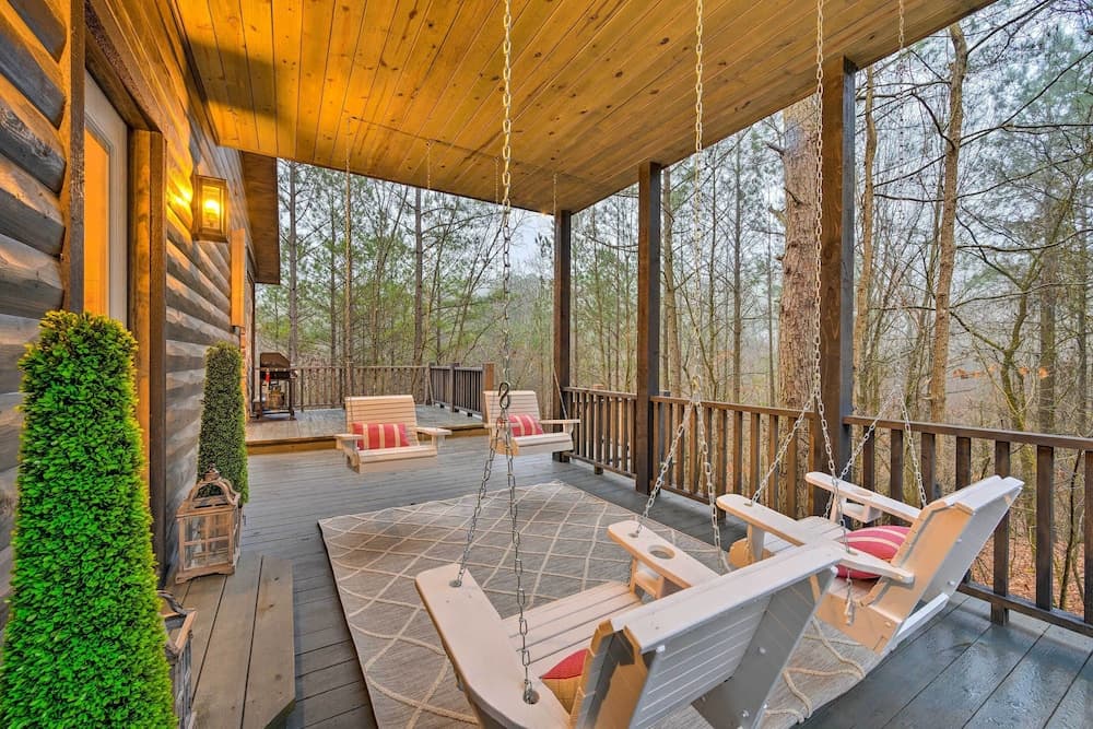 Outdoor Paradise w/ Hot Tub, Firepit, BBQ & More!