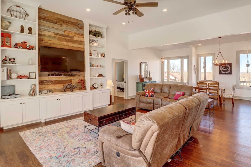 Spacious Farmhouse Near Hikes & Waterfalls