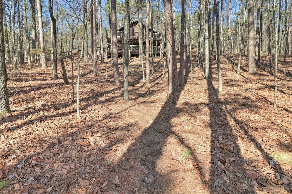Scenic Greers Ferry Cabin w/ Deck + Fire Pit!