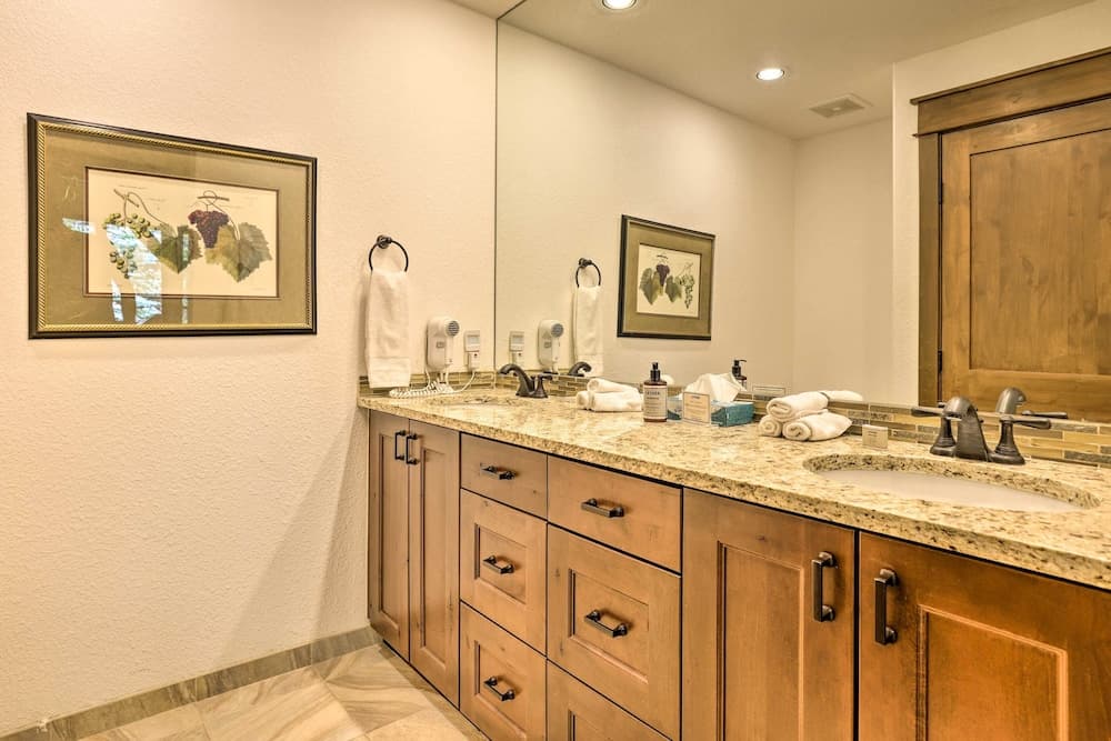 Arrowhead Village Condo: Grill, Walk to Lift!
