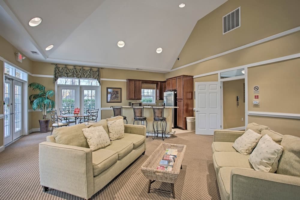 6 Mi to Boardwalk: Condo w/ Pool in Myrtle Beach