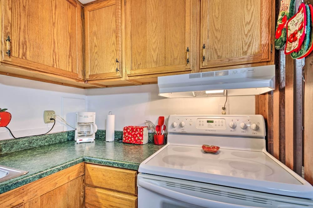 Unique Creekside Escape - Enjoy On-site Goats!