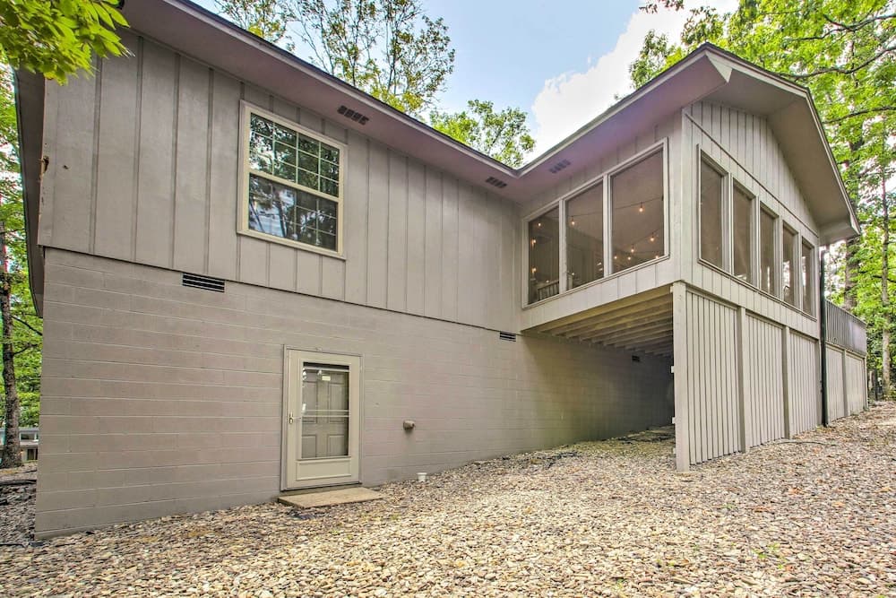 Lovely Hot Springs Home: 1 Mi to Desoto Beach