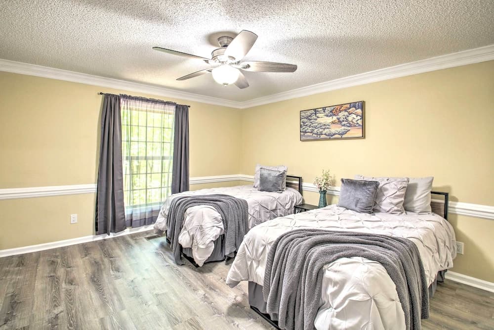 Lovely Hot Springs Home: 1 Mi to Desoto Beach