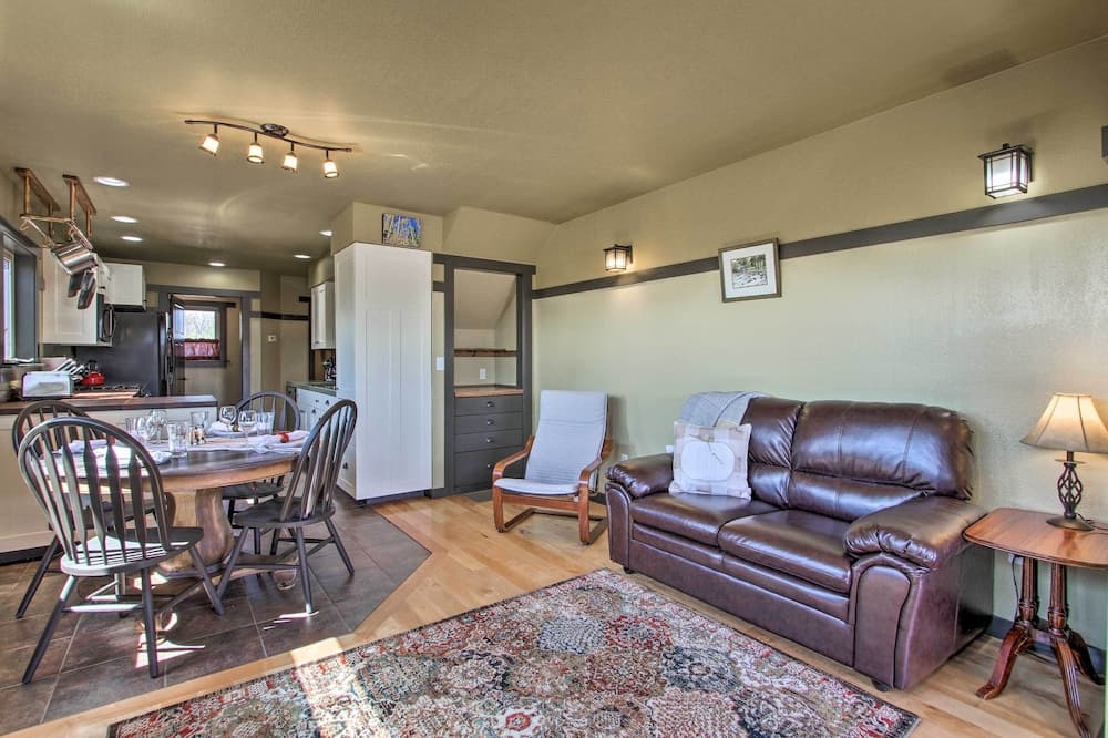 Pet-friendly Choteau Townhouse With Gas Grill!
