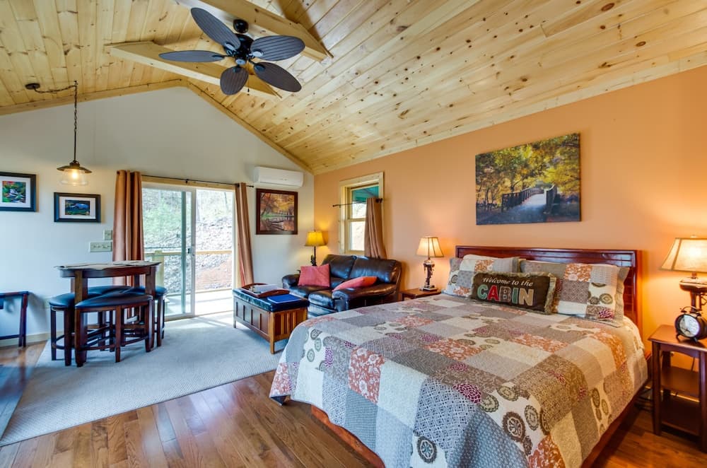 Superb Bryson City Studio Cabin W/hot Tub & Patio!