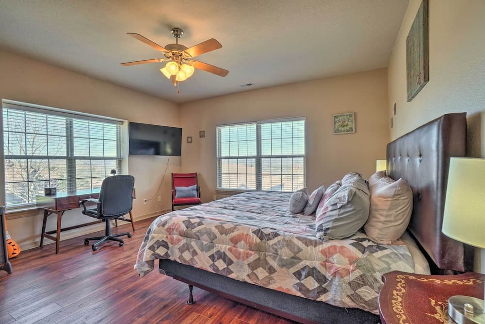 Branson Group Getaway: 2 Mi to Silver Dollar City!