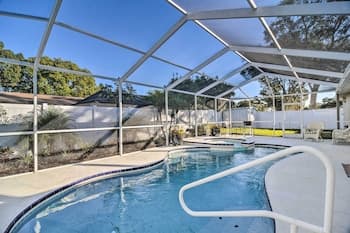 Sunny Seminole Gem With Screened Lanai & Pool!