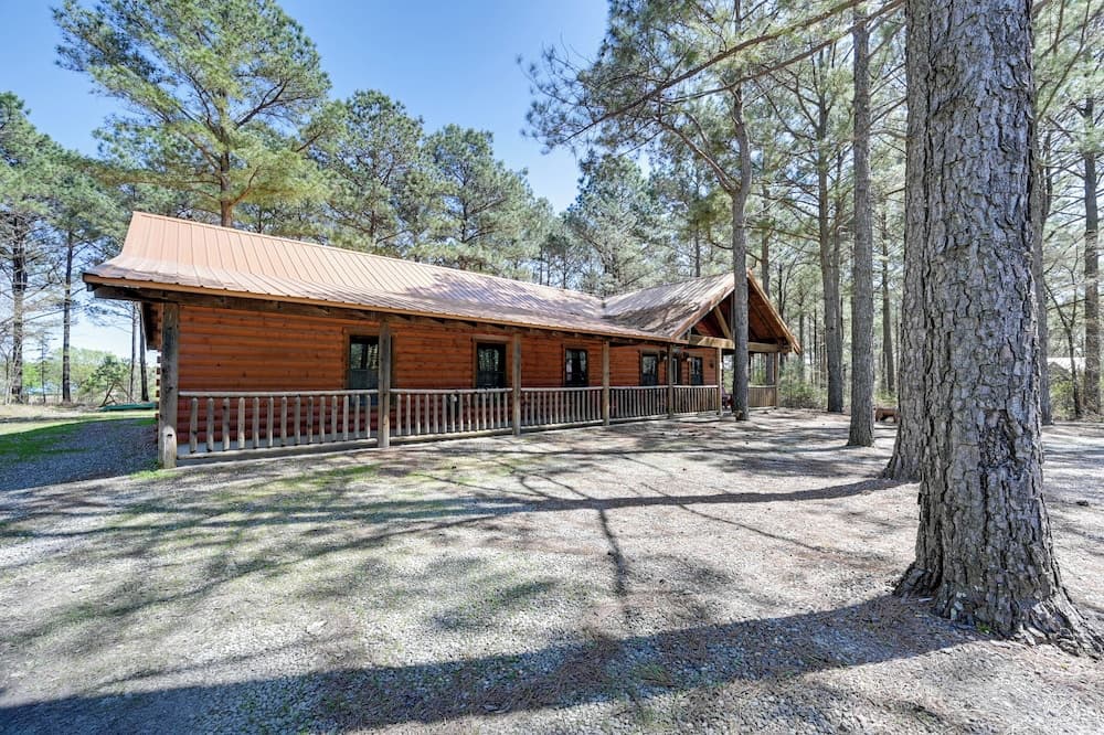 Broken Bow Cabin w/ Hot Tub & Deck - 4 Mi to Lake!
