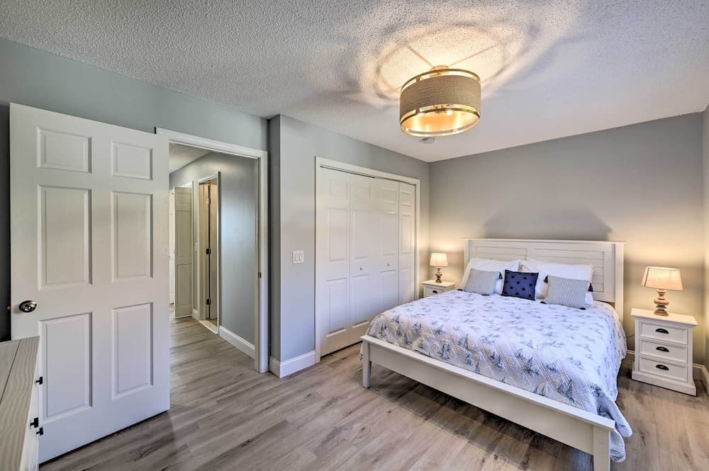 Charming Saratoga Lake Retreat w/ Dock Access