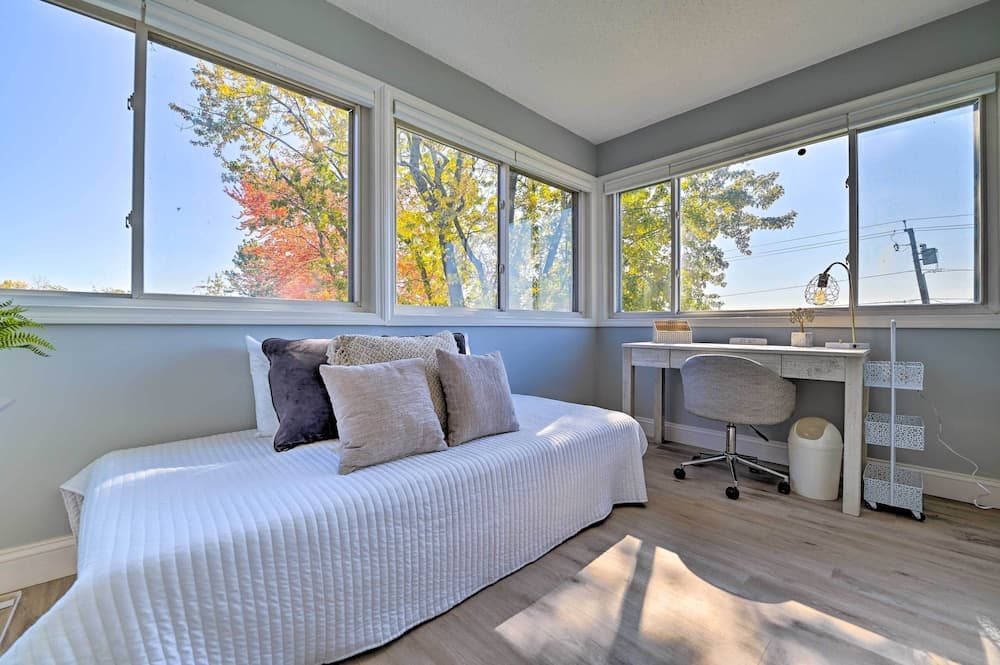 Charming Saratoga Lake Retreat w/ Dock Access