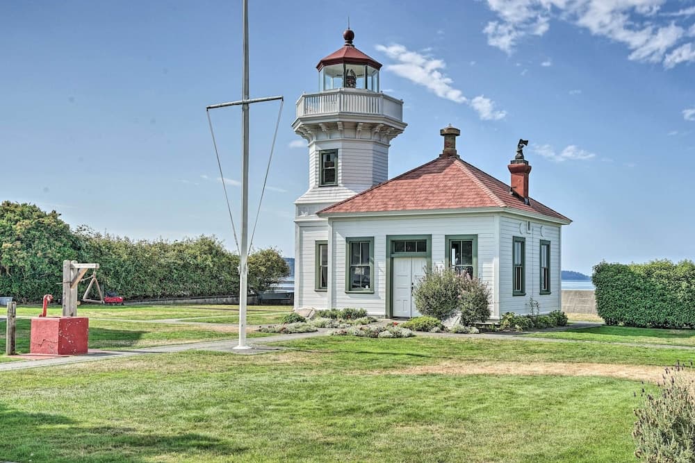 Mukilteo Retreat w/ Fire Pit & Ocean Views!