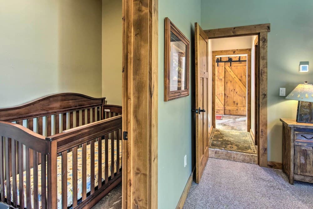 Bozeman Cabin: Deck w/ Jacuzzi & Gas Grill!