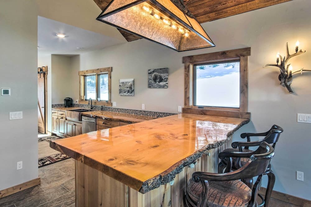 Bozeman Cabin: Deck w/ Jacuzzi & Gas Grill!