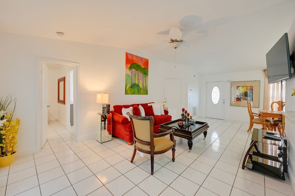 Airy Naples Vacation Rental ~ 8 Mi to Beaches