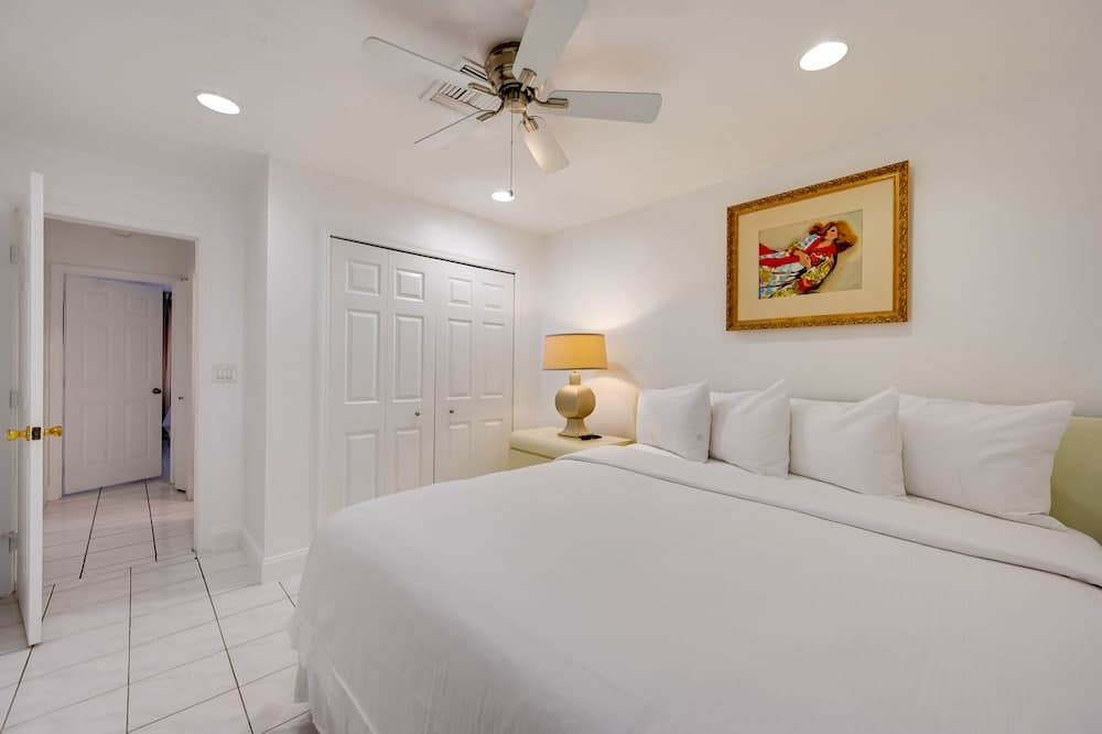 Airy Naples Vacation Rental ~ 8 Mi to Beaches