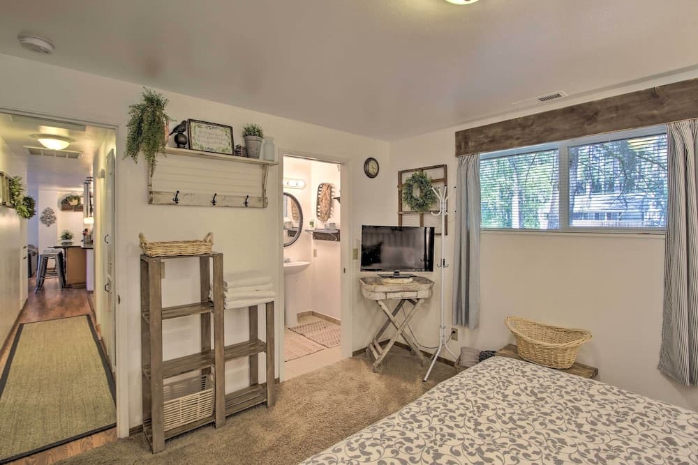 Anderson Island Home w/ Hot Tub, Near Beaches