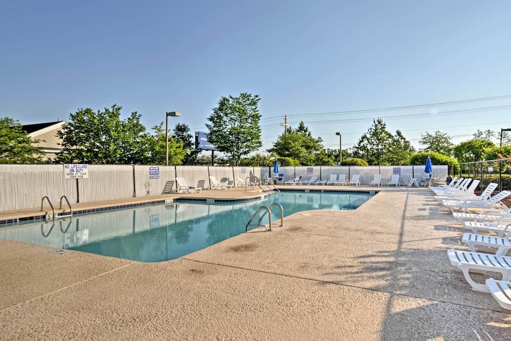 Updated Condo w/ Pool Access by Surfside Beach!