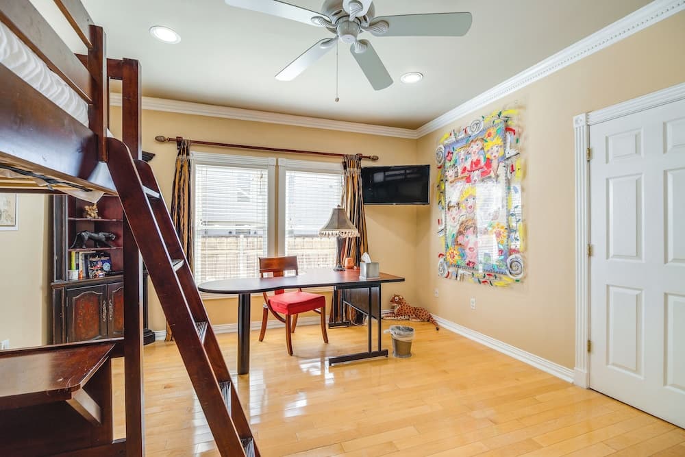 Spacious Houston Home w/ Deck ~ 2 Mi to Downtown!