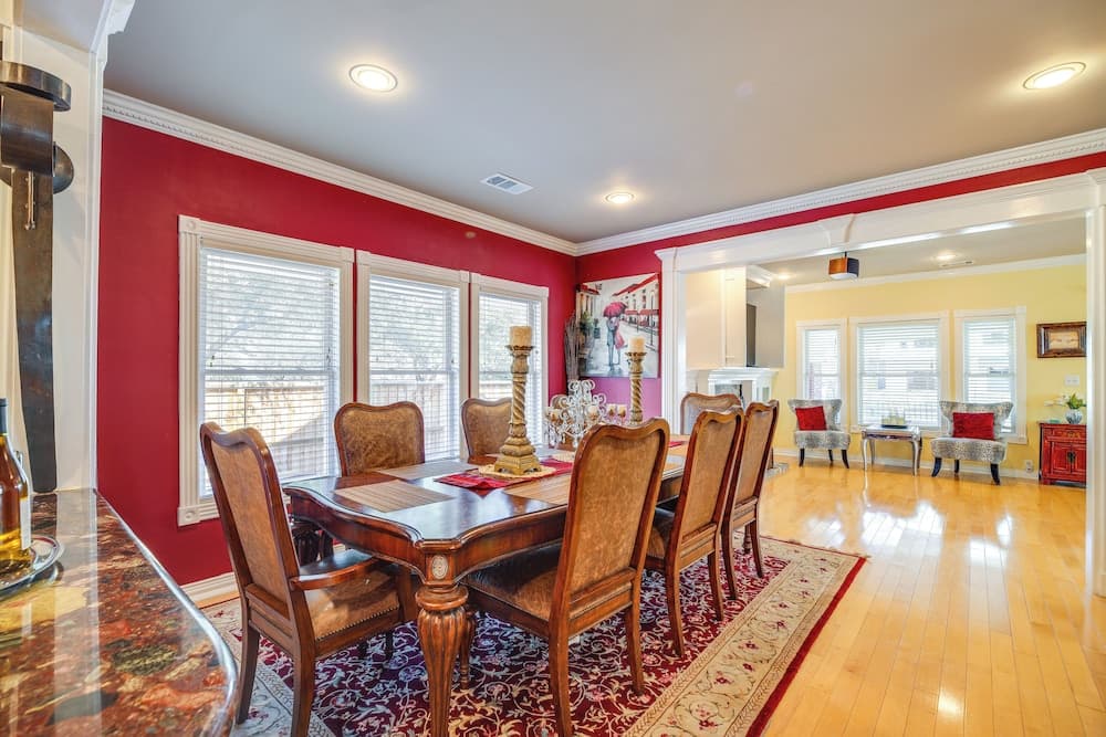 Spacious Houston Home w/ Deck ~ 2 Mi to Downtown!