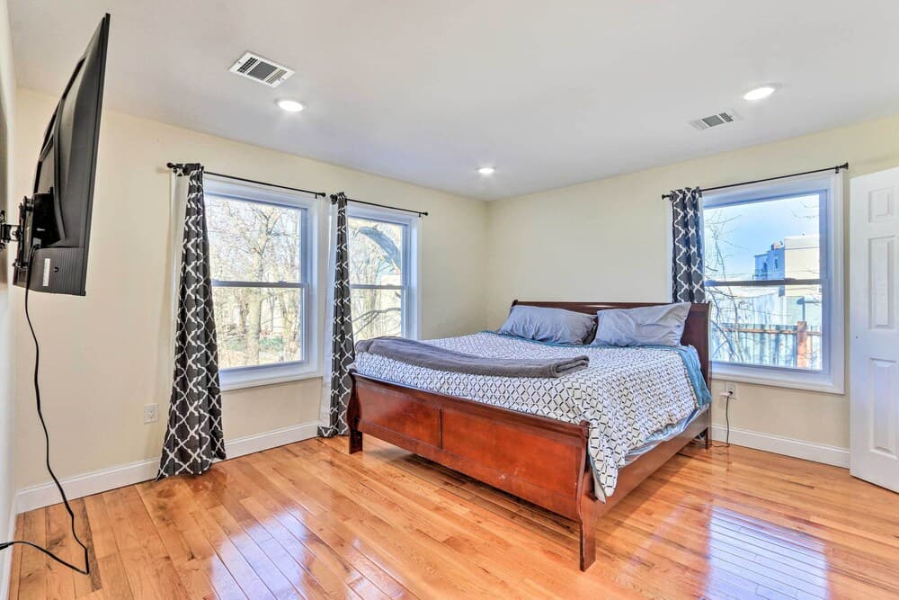 Bright Irvington Home ~ 2 Mi to Prudential Center!