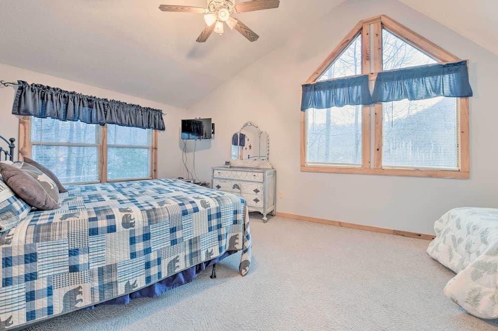 Cabin w/ Fire Pit: 5 Mi to Cataloochee Skiing